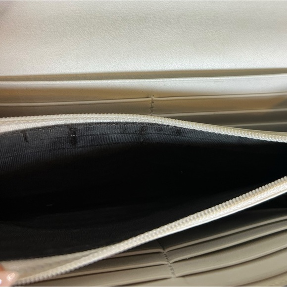 Gucci GG Supreme Continental Wallet in white, tan and red & green bow - Picture 10 of 11